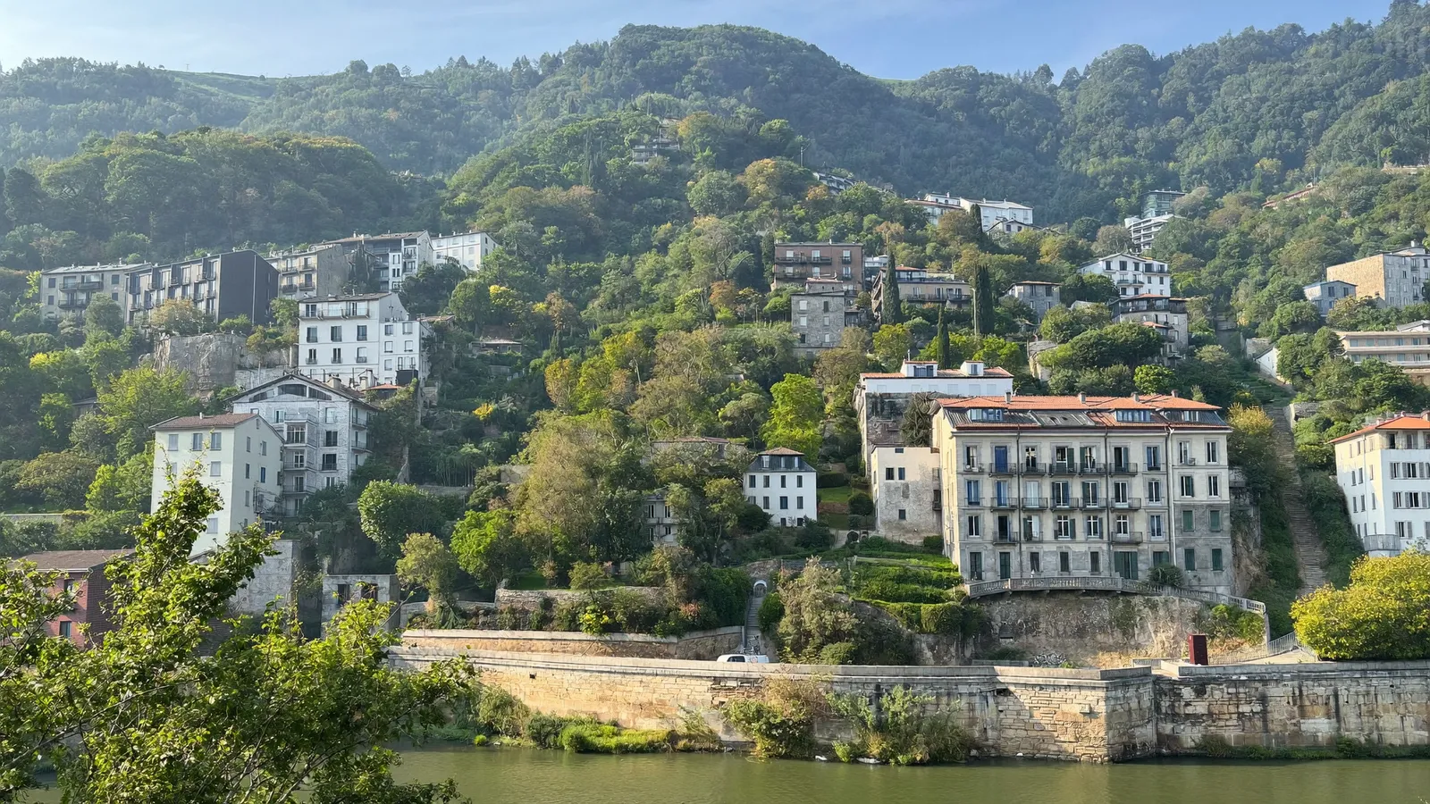 La colline de Fourvière à Lyon vue des quais de Saône, avec ses maisons en terrasses et ses murs de soutènement