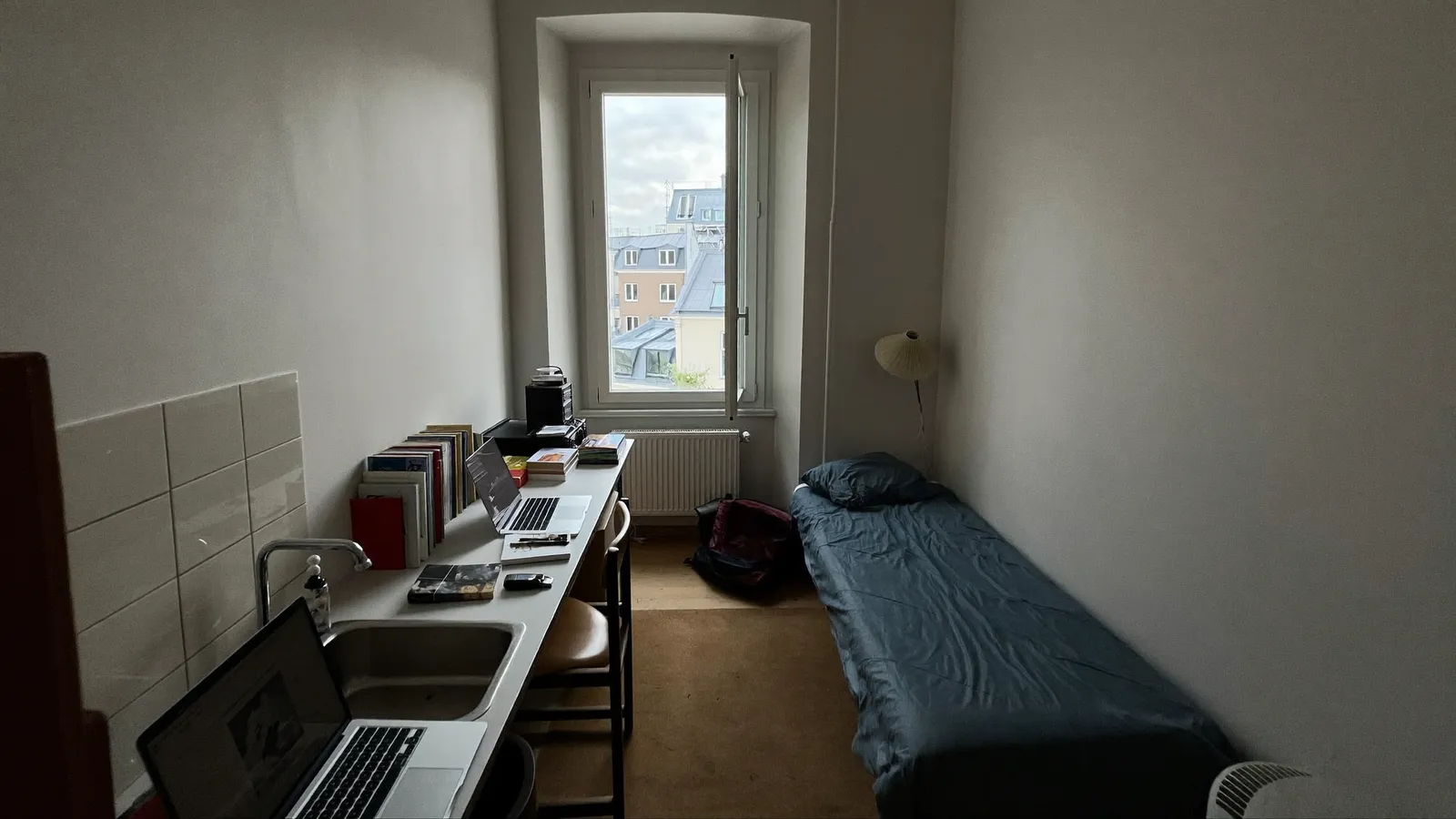 Studio étudiant meublé sous les toits dans un immeuble ancien de Lyon, bureau et kitchenette
